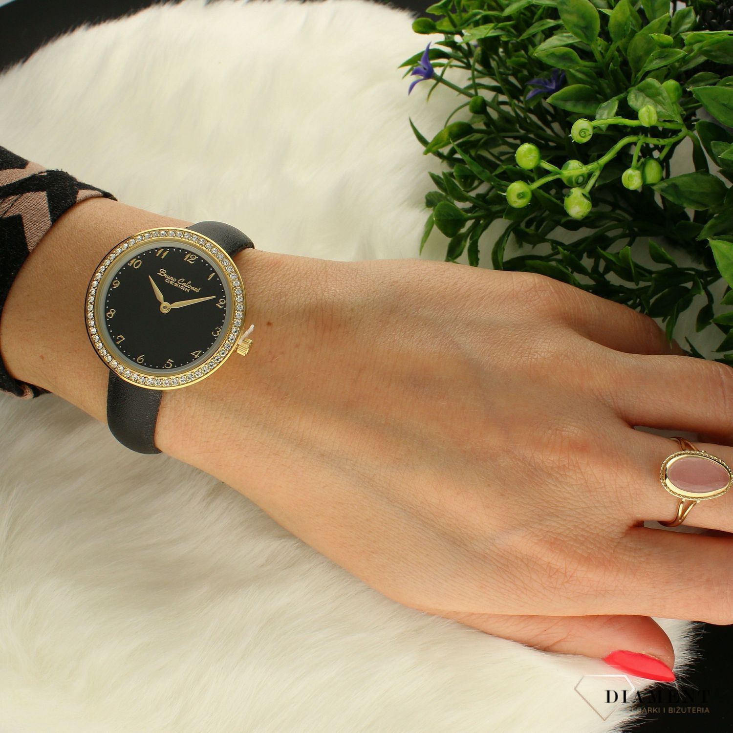 Zegarek damski na czarnym pasku Bruno Calvani BC9894 GOLD CZARNA TARCZA. Zegarek damski na czarnym pasku Bruno Calvani wyposażony jest w kwarcowy mechanizm, zasilany za pomocą baterii. Zegarek z cyrkoniami. Zegarek damski  ( (3).jpg